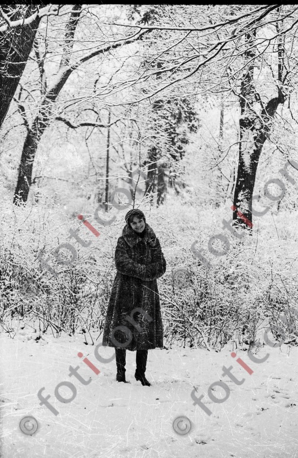 Junge Frau beim Winterspaziergang | Young womans winter walk  - Foto Harder-006_0089Bild013.jpg | foticon.de - Bilddatenbank für Motive aus Geschichte und Kultur